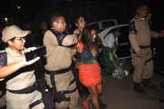 Mulher presa após atacar pessoas em camarote