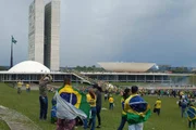 As forças de segurança tinham isolado a área. Os manifestantes só poderiam ir até as bandeiras em frente ao Congresso. Mas os terroristas romperam a barreira