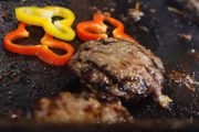 Na chapa, as carnes e outros elementos 
