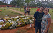 O casal Solange e José Reinaldo visitaram o túmulo da artista