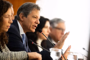 O ministro da Fazenda, Fernando Haddad, ao lado do ministro da Casa Civil, Rui Costa, e da ministra do Planejamento, Simone Tebet