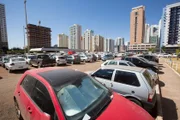Até o estacionamento do teatro está em péssimas condições