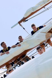 Clique postado pela Casa Real da Espanha mostra os aspirantes do Elcano antes de chegarem ao Brasil