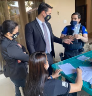 Policiais civis conversando sobre detalhes da operação