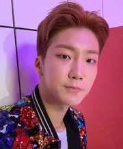 Lee Seung-Hoon: o integrante do grupo WINNER pode ter seu alistamento atrasado, pois o membro mais velho do grupo, Kim Jin-Woo, ainda não cumpriu o serviço militar