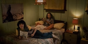 O casal Mike (Finn Wolfhard) e Eleven (Millie Bobby Brown): romance mexe com a dinâmica da turma
