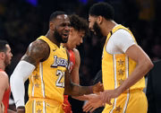 Anthony Davis e LeBron James comemoram