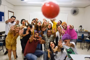 Para participar do grupo, que atualmente é composto por 25 voluntários, é necessário passar por oficina de 'besteirologia' antes