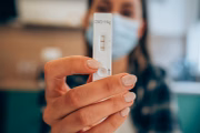 O autotestes de Covid nada mais é que um exame capaz de buscar proteínas características da superfície do coronavírus. O teste é composto de anticorpos capazes de identificar estas proteínas. Ao encontrá-las, ele dá positivo
