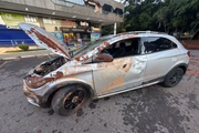 Carro ficou destruído após cair em buraco na 310 da Asa Norte