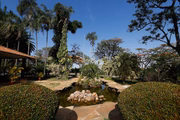 Há um lago no jardim ao lado da casa construída para abrigar o chefe do Executivo local
