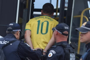 Detidos foram levados a um ginásio da Polícia Federal