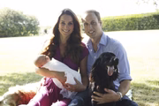 Kate e William com George e Lupo no colo 