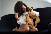 Micheline e dois dos oito cachorros que cuida em sua casa. Antes da doença, sem problemas de imunidade, ela resgatava animais de rua 