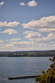 A vista da casa não é alta, mas se estende por boa parte do Lago Paranoá