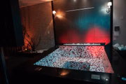 A banheira conta com iluminação própria e teto retrátil