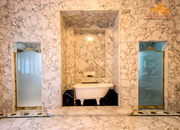 Decoração em mármore valoriza mansão