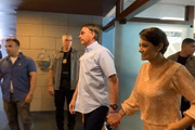Bolsonaro entra na Paróquia com a primeira-dama Michelle Bolsonaro
