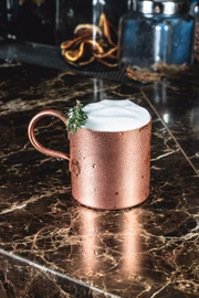 A mistura entre as culinárias japonesa e contemporânea do Roji também aparece nos drinques exclusivos da casa. O Sayuri Spritz (R$ 30) apresenta contrastes de sabores entre xarope de frutas vermelhas com hibisco, limão siciliano e shrub de gengibre. Completam a bebida o espumante e a espuma de gengibre. Outra opção para se deliciar na casa é o Yuki Mule (R$ 28), uma mistura de saquê com maracujá, limão siciliano, alecrim, xarope de canela com pimenta e espuma de gengibre
