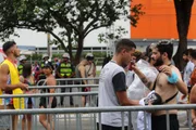 Revista de foliões durante o pré-Carnaval em SP