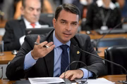Flávio acusou Paes de estar “pendurado na virilha do Lula”