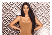 Kim Kardashian está solteira no momento. Alguns fãs, no entanto, especulam que ela já tenha voltado com Kanye 