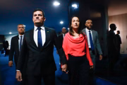 Senador Sérgio Moro acompanhando de sua esposa, a deputada Rosângela Moro, saindo do gabinete após ser inocentado 