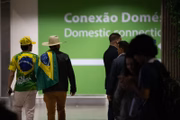 Apoiadores de Bolsonaro se reúnem no desembarque internacional
