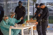 Policiais fazem testes para a Covid-19. 912 casos foram confirmados na corporação.