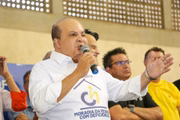 "Estamos reunindo aqui as pessoas com deficiência e suas famílias para que a gente possa distribuir lotes e residências para essa população que tanto carece disso aqui no DF", declarou Ibaneis