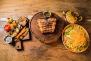 Carne vem à mesa com acompanhamentos