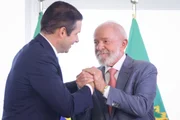 Hugo Motta ao lado do presidente Lula