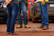 Até por volta das 5h30, carros de passeio estavam liberados para passar. No entanto, houve desentendimento entre caminhoneiros e o restante do grupo, o que levou ao fechamento total da rodovia com uma barreira de pneus