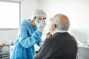 De acordo com a OMS, variantes consideradas de preocupação são aquelas que possuem aumento da transmissibilidade e da virulência, mudança na apresentação clínica da doença ou diminuição da eficácia de vacinas e terapias disponíveis