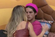 Bruna e Gabriel conversam após advertência de Tadeu Schmidt