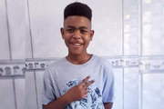 No momento, ele brincava com amigos em sua própria casa quando foi atingido em uma operação das polícias Federal e Civil