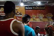 Mais de 50 pessoas aguardavam na fila para comprar a batata na noite de segunda-feira