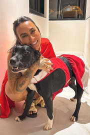 Clara Maia e cachorro