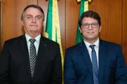 Secretário especial de Cultura, Mario Frias, posa ao lado do presidente Jair Bolsonaro