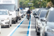 Faixa azul para motos na Avenida dos Bandeirantes, zona sul de SP