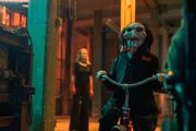 Assim como nos outros filmes, o protagonista é o ator Tobin Bell, que interpreta o vilão