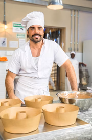 Abel ajuda a fazer a comida do casamento após golpe de Régis