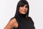 Ainda jovem, Gretchen foi incentivada pelo pai, empresário do ramo de circos, a fazer aulas de balé, violão e de piano. Não demorou muito e a mulher se tornou uma artista. Em 1976, após ter vencido um festival musical do Colégio Objetivo, foi convidada a integrar o elenco da orquestra do Maestro Zaccaro 