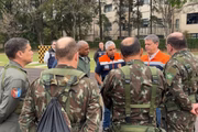 Militares ao lado do governador Tarcísio de Freitas (Republicanos)