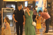 William Bonner aproveitou o fim de semana com Natasha em um shopping