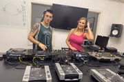 Andressa Urach está estudando para ser DJ ao lado do filho