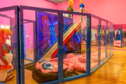 Pinacoteca fica colorida com obras da artista argentina Marta Minujín 