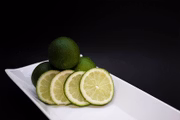 A vitamina C presente nas frutas cítricas, como o limão, a laranja e a tangerina, também fortalece o sistema imune