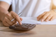 No Brasil, quem realiza a previsão da inflação e comunica a situação dela é o Banco Central. No entanto, para garantir a idoneidade das informações, a pesquisa dos preços de produtos, serviços e o cálculo é realizado pelo IBGE, que faz monitoramento nas principais regiões brasileiras