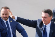 O ex-presidente Jair Bolsonaro e Carlos Bolsonaro